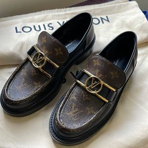 LOUIS VUITTON
Monogram Calfskin Academy Loafers